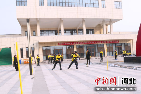 学生正在进行速度轮滑个人计时赛的决赛。刘艳飞 摄