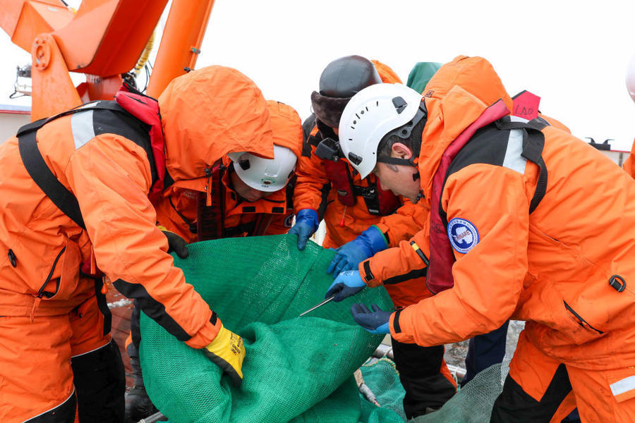北京时间2024年1月5日凌晨，在“雪龙2”号艉甲板，中国第40次南极考察队开始了抵达阿蒙森海后的首次考察作业。新华社记者 周圆 摄