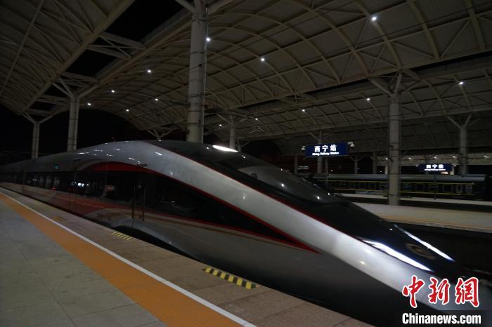 图为1月10日，由武汉首发的复兴号智能动车组列车G853抵达终点站西宁。中新社记者　马铭言　摄