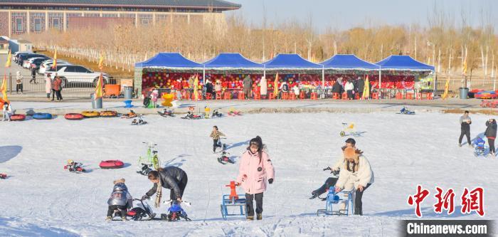 1月7日，游人在敦煌文博冰雪场体验雪地游玩项目。王斌银　摄