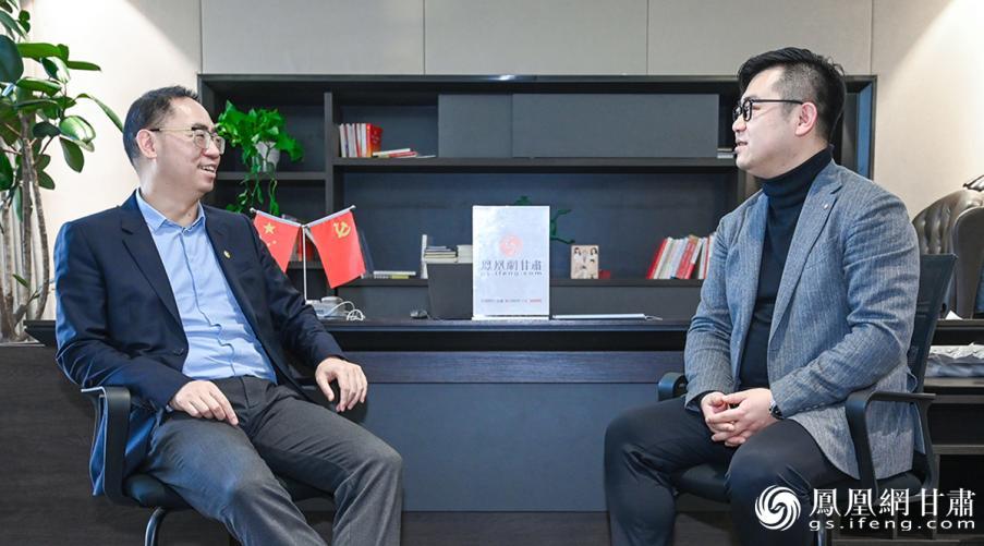 保利（甘肃）实业投资有限公司总经理郭峰（左）接受凤凰网专访　李德宇　摄