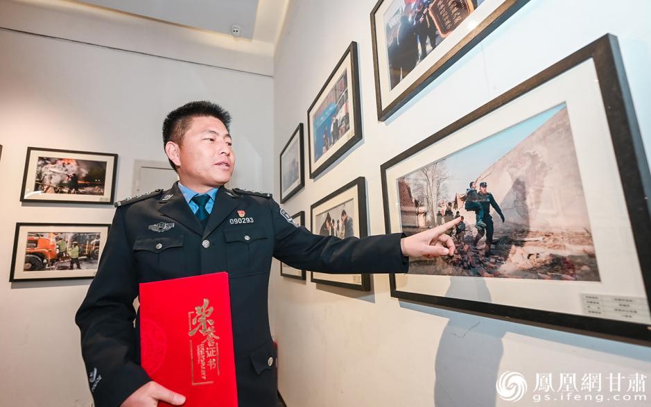 甘肃省临夏州公安局政治部宣教科民警马维栋介绍其摄影作品《奔跑的生命》　李德宇　摄