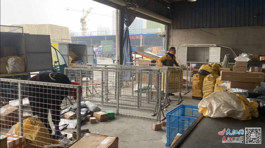 南昌一快递网点内，快递员忙着分拣、配送货物
