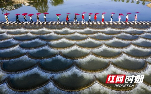 浏阳市小河乡鱼鳞坝，吸引了众多游客前来打卡。