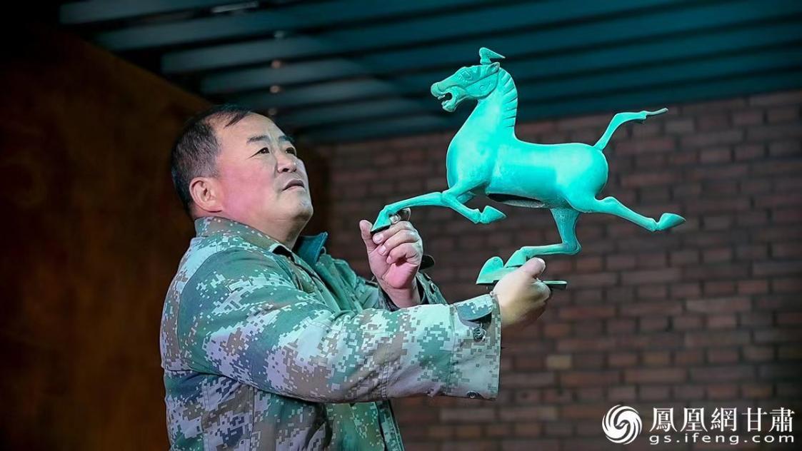 凉州青铜器铸造技艺传承人赵成仔细检查刚刚制作完成的铜奔马工艺品
