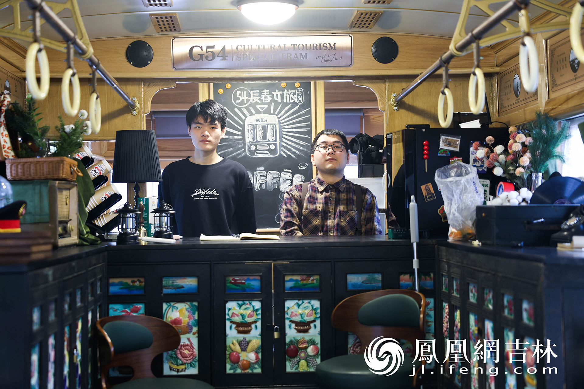 54路有轨电车文旅专列咖啡角。