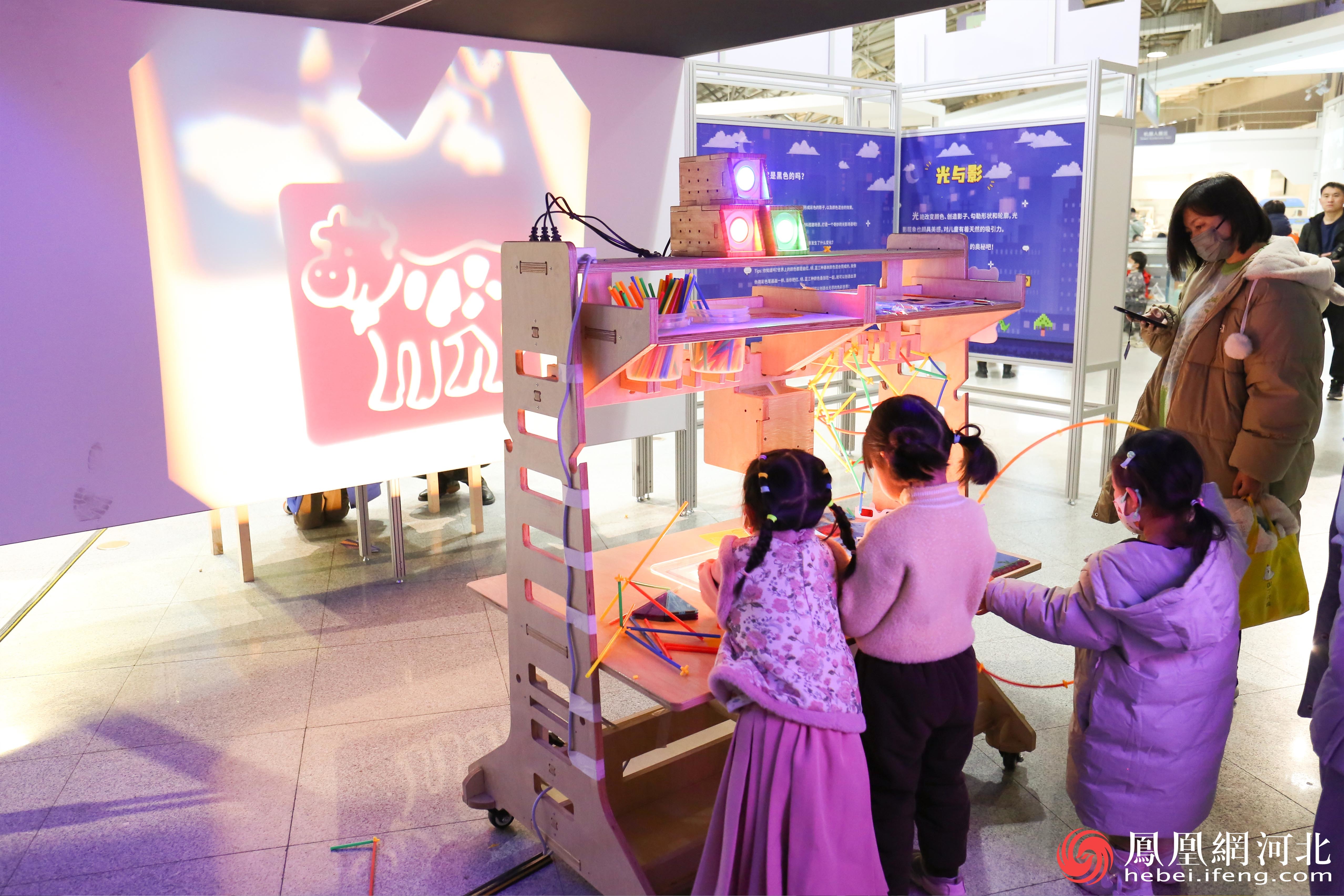 河北省科技馆开放首日吸引千名家长儿童前来参观 七大展项更新升级