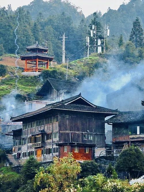 苗族人居住地分散，地理位置的間隔導(dǎo)致了語(yǔ)言文化上的差異。