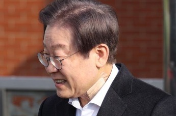 李在明出院对民众鞠躬致谢：是国民救了我一命