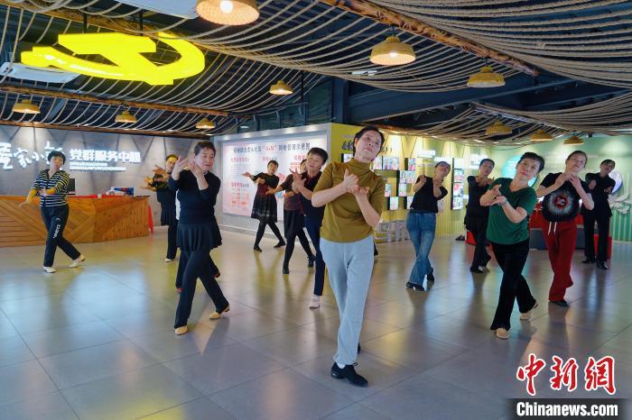 1月5日,旅居者在疍家小镇党群服务中心练舞。黄胜平 摄