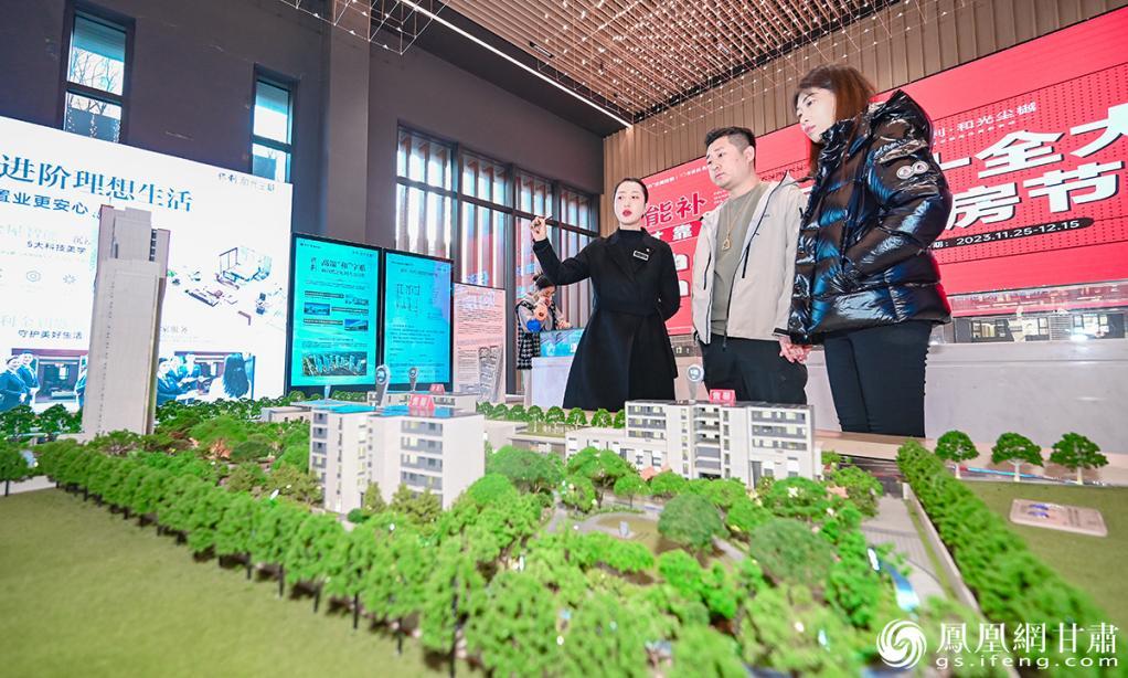 保利员工（左一）为业主介绍新楼盘　李德宇　摄