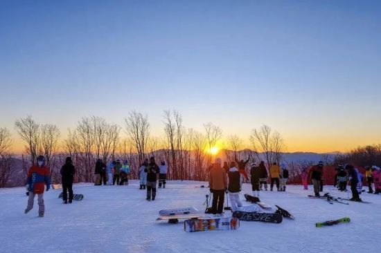 万峰通化滑雪度假区，众多雪友迎接2024年第一缕阳光。悠游吉林公众号/供图