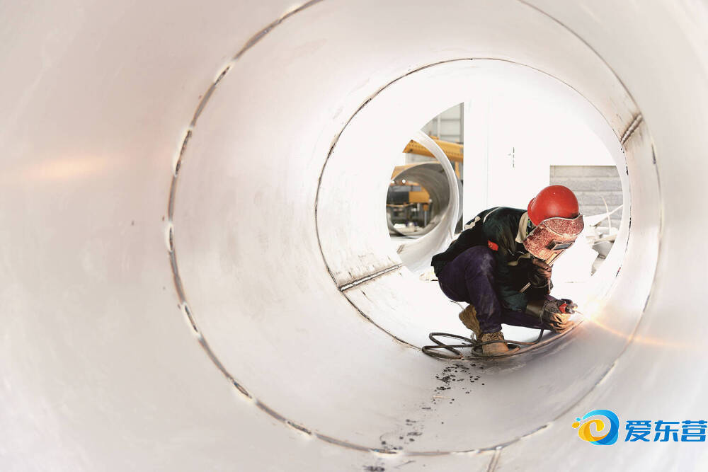 山东蓝湾新材料36万吨/年高吸水性树脂项目建设加快推进。记者 周广学 报道