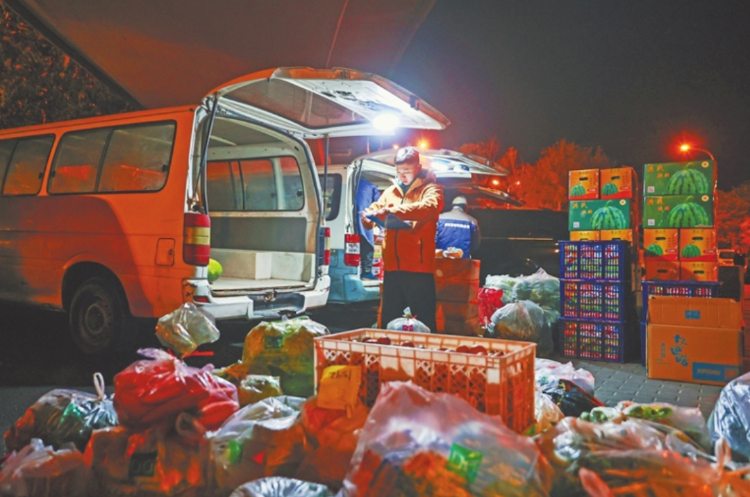 邹帅华在清点货物清单。图源江西日报