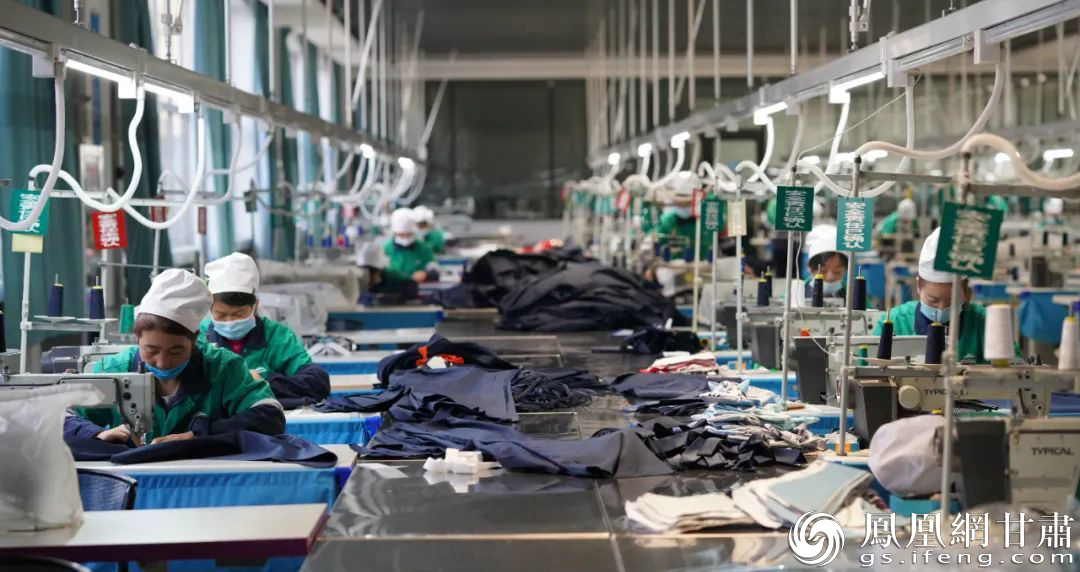 金川集团镍都实业公司职工加班加点为积石山灾区群众赶制帐篷　金川集团供图