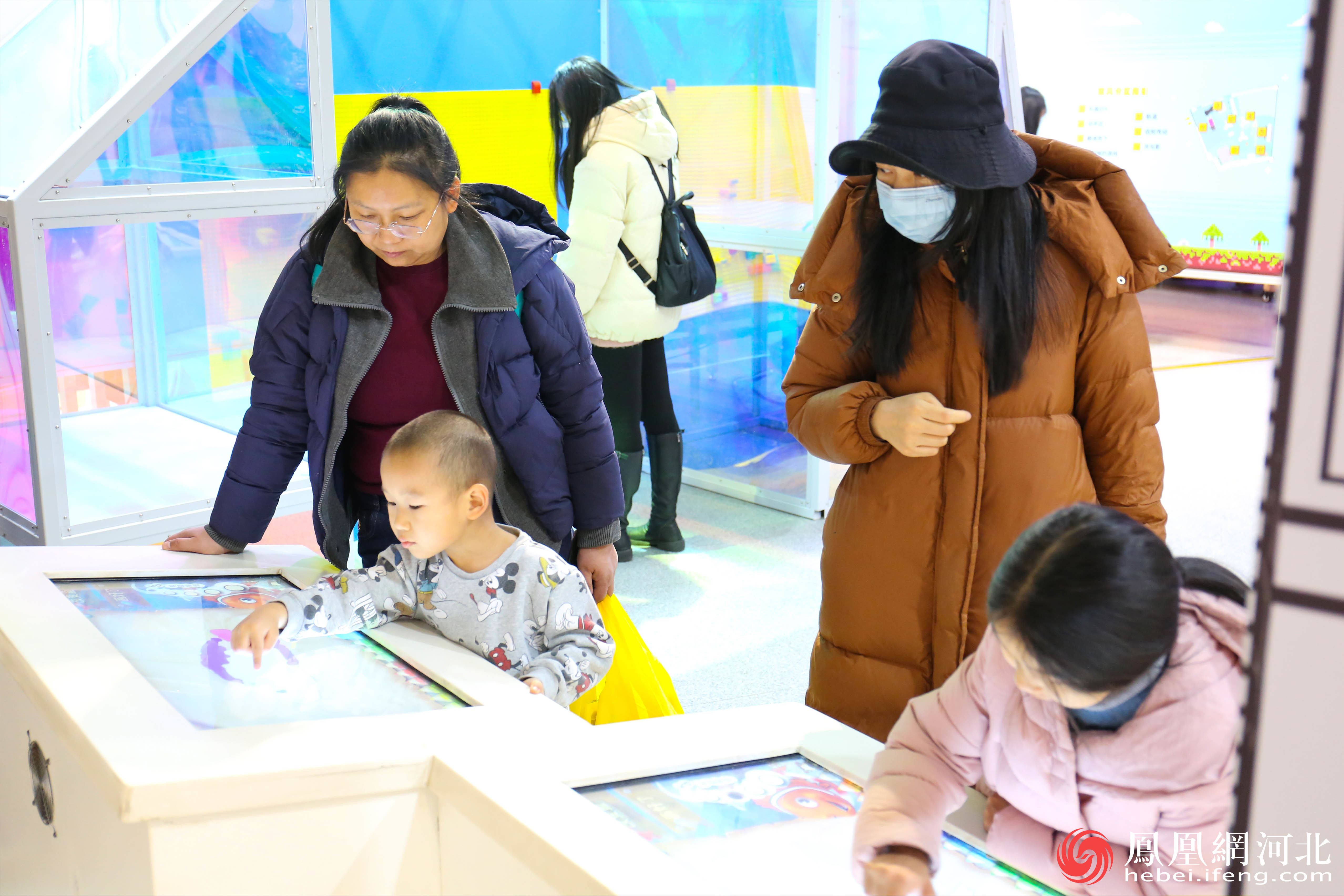 河北省科技馆开放首日吸引千名家长儿童前来参观 七大展项更新升级