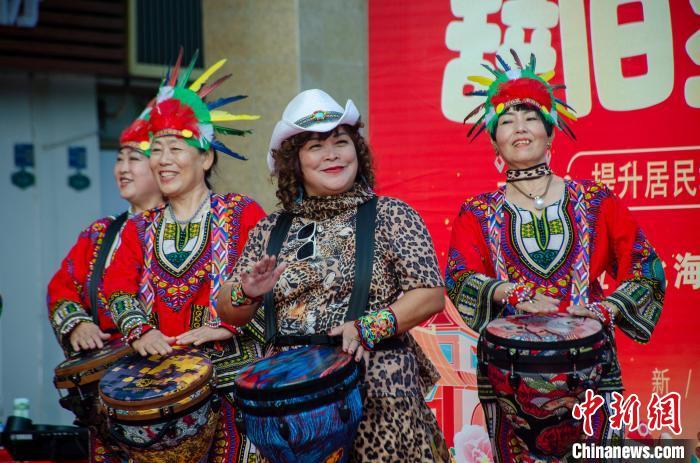 1月7日,徐君和队友一起演出。翟李强 摄