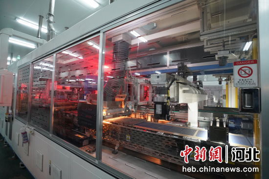 图为河北邢台经济开发区一家企业排版机机械手正在自动进行排版作业。 李院红 摄