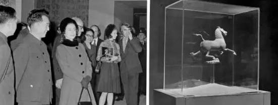 资料图:1973年11月8日,英国女王伊丽莎白二世参观“中华人民共和国出土文物展览”中的铜奔马。