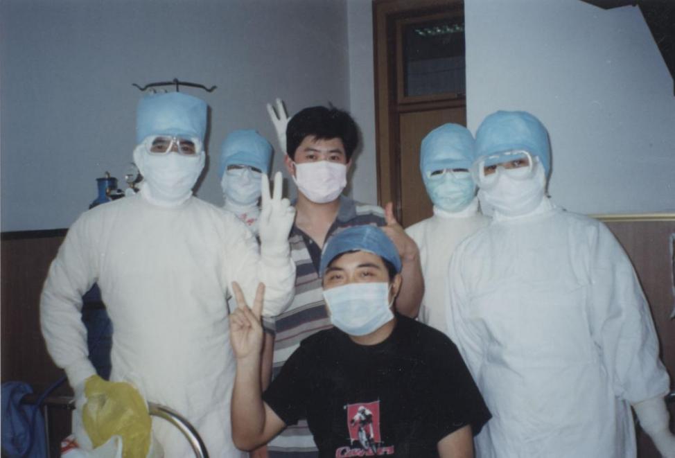 2003年覃迅云（左一）参加抗击非典