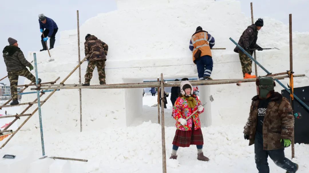 正在建设中的冰雪大世界。