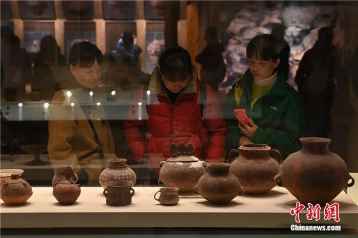 游客在甘肃省博物馆内参观彩陶　九美旦增　摄