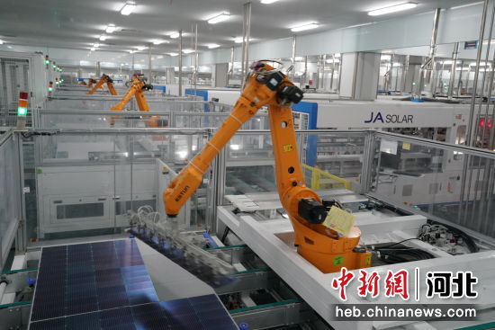 图为河北邢台经济开发区一家企业排版机机械手正在自动进行排版作业。 李院红 摄