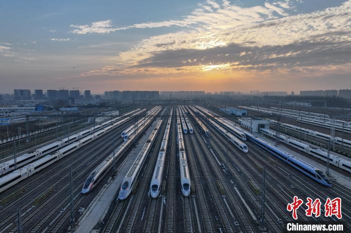 图为郑州动车段检修完毕的动车组整装待发。郑轩 摄。