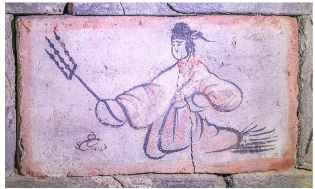 嘉峪關(guān)魏晉墓六號(hào)墓的畫像磚上侍女手持三股叉串好的烤肉　馬希平　攝