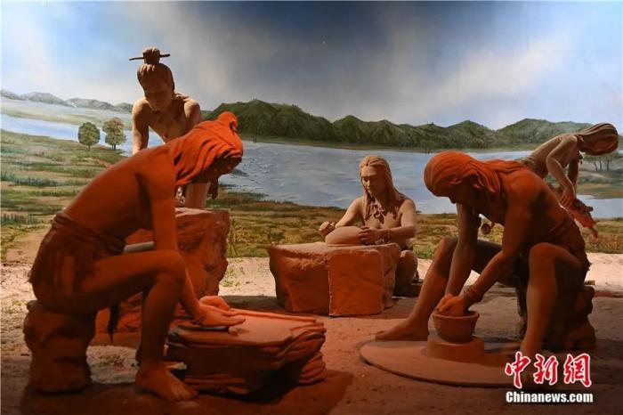 甘肃省博物馆内，古人制作陶器场景的模拟展示。九美旦增　摄