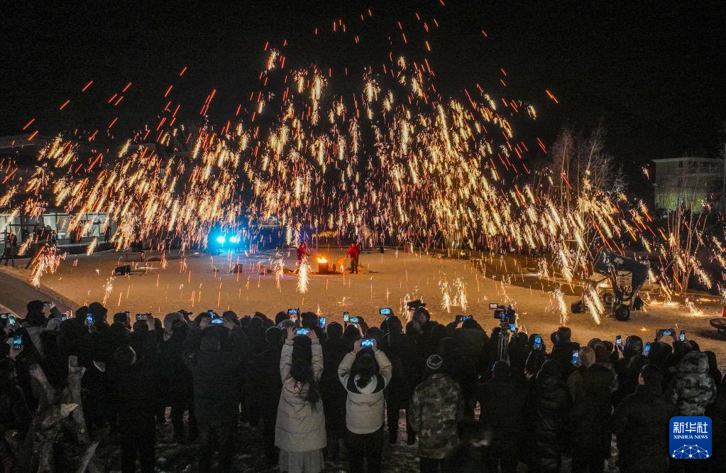 1月13日，游客在河北省承德市兴隆县一景区观看“打树花”（无人机照片）。