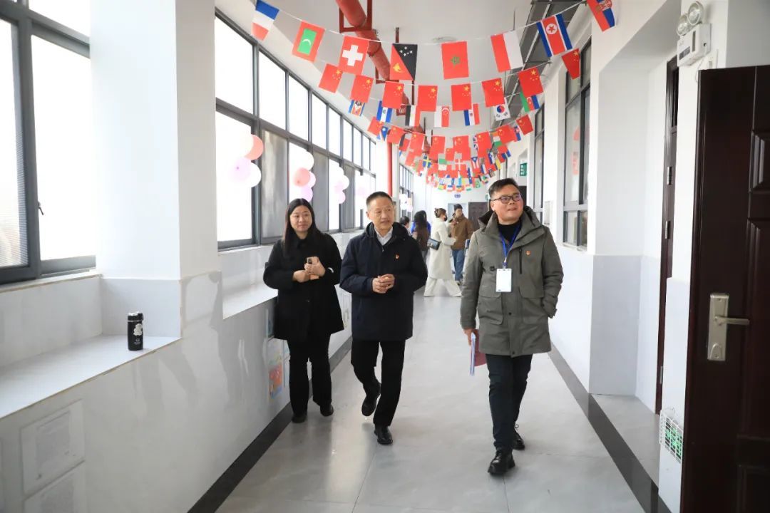 校长王庆中（中）巡查国际部