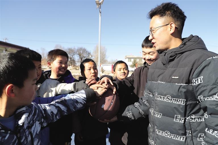 樊甲军和学生准备进行分组对抗