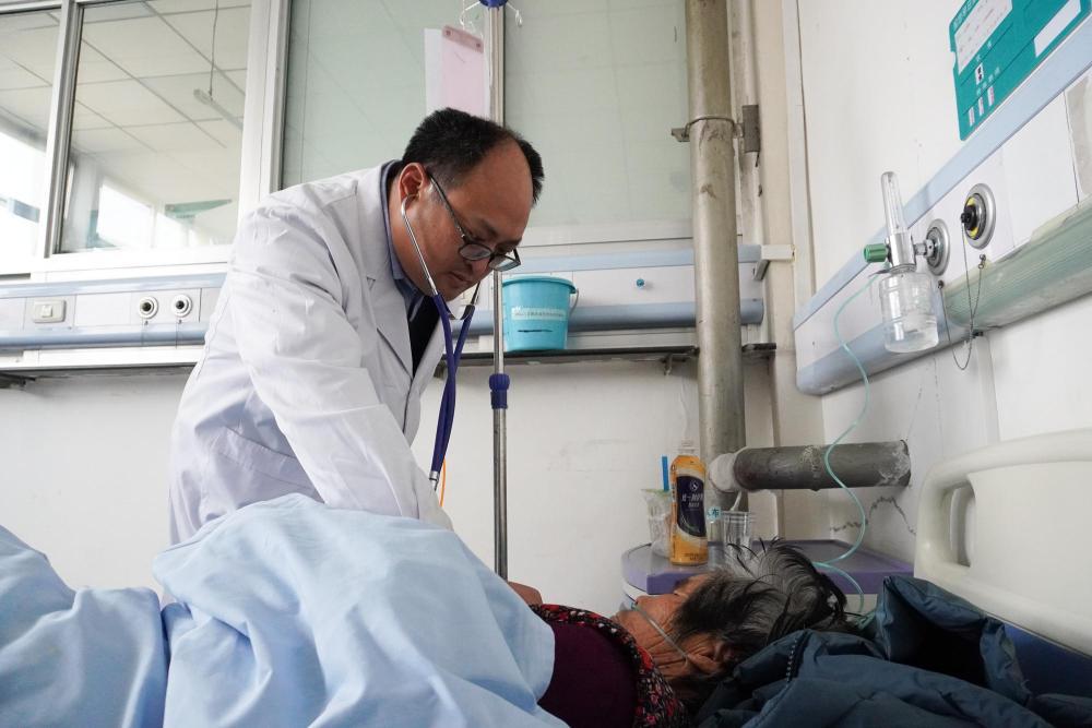 1月18日，在积石山县人民医院，山东省医疗人才“组团式”帮扶医疗队成员桑运锋为患者进行检查。新华社记者　马希平　摄