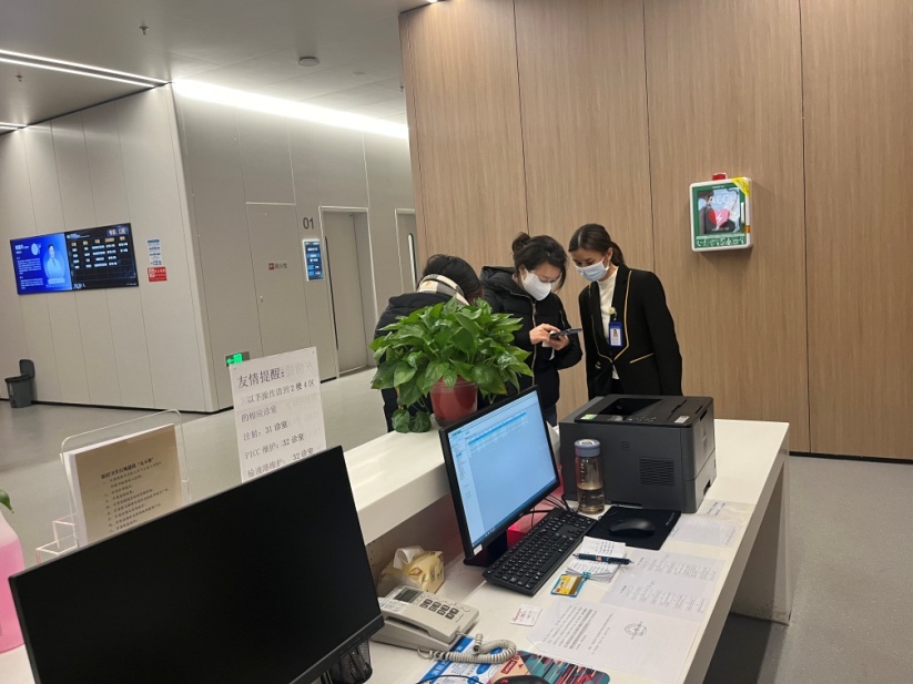 导医人员指导患者查看报告