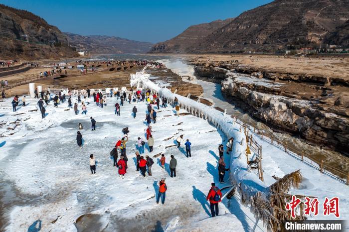 图为黄河壶口瀑布冬日美景吸引了大批游客。宋洋波 摄