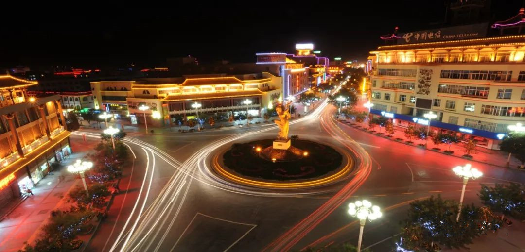 敦煌盘旋路中心花坛的“反弹琵琶”