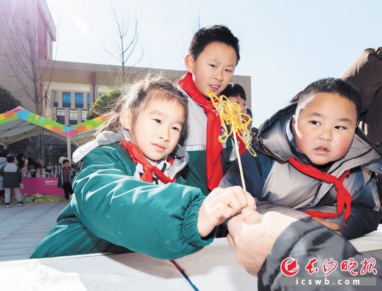 在湘府英才益清小学，孩子们正在围观非遗技艺展示。长沙晚报全媒体记者 董阳 摄