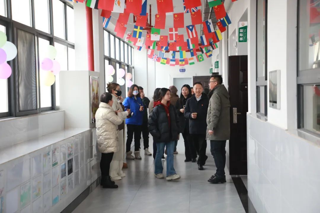 校长王庆中（右二）与家长亲切交谈