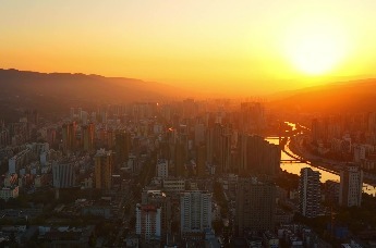 当清晨第一缕阳光穿过天水红桥……