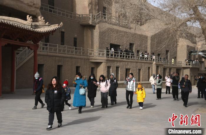 1月14日，游客在世界文化遗产敦煌莫高窟游览。张晓亮　摄