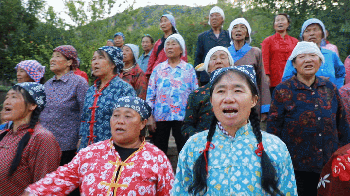 榆林市佳县赤牛坬景区艺术团的村民正在表演。新华社记者梁爱平摄