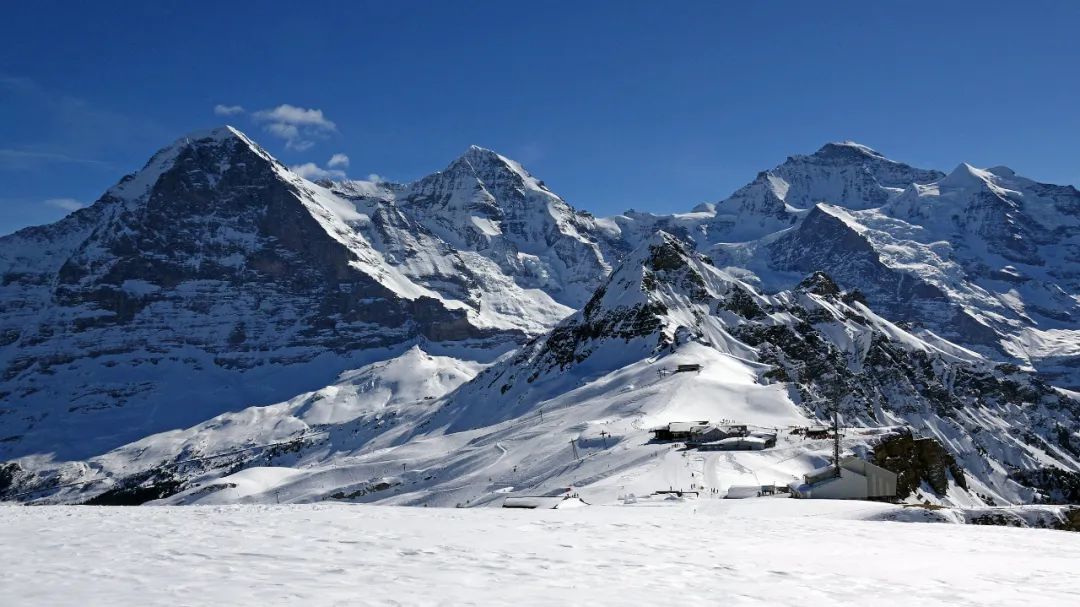 △ 奥泰娜雪山，主峰海拔4800米，