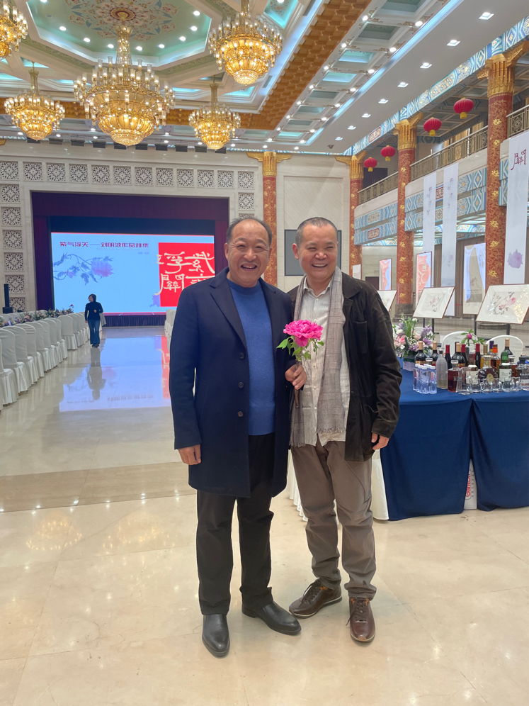 参展嘉宾李存友先生与艺术家刘明波合影