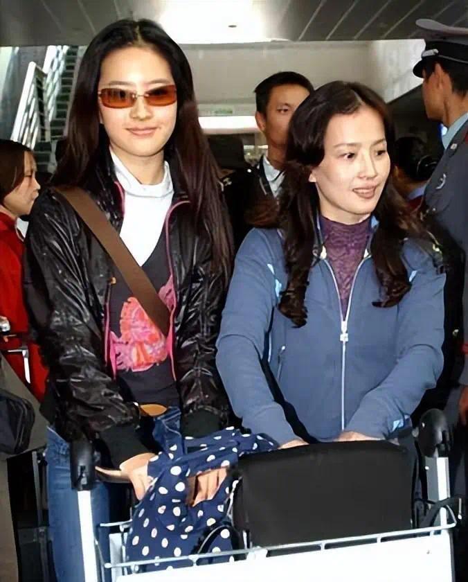 刘亦菲的妈妈刘晓莉：两婚两离，65岁依旧单身，长得比女儿还漂亮