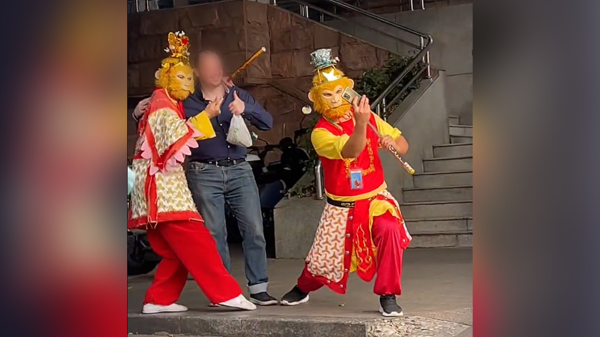 两男子扮孙悟空拦外国游客拍照后收费，街道办：已接到投诉，每天都有驱赶