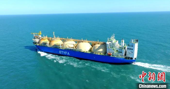 1月16日，格里亚LNGC(液化天然气运输船)改装普罗米修斯FSRU(浮式储存气化装置)项目在上海崇明长兴岛交付。　(上海中远海运重工有限公司 供图)