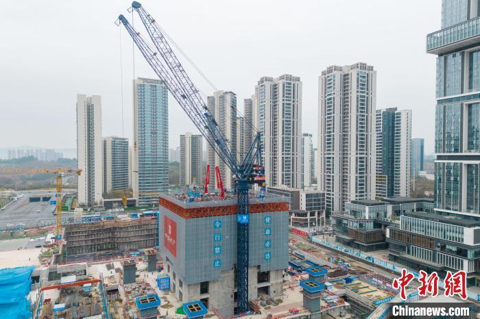 探访成都489米高的新地标建设现场：“造楼机”开始建楼