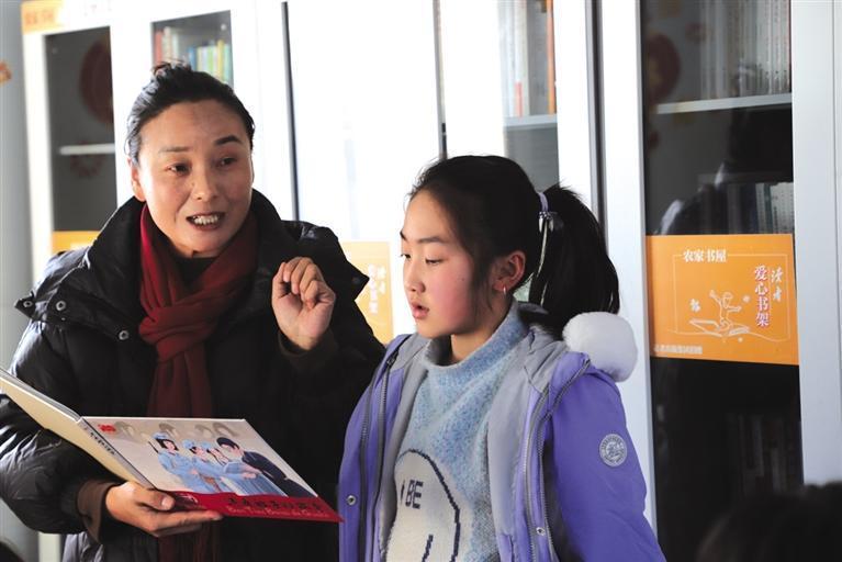 马绍艳与学生互动讲绘本故事