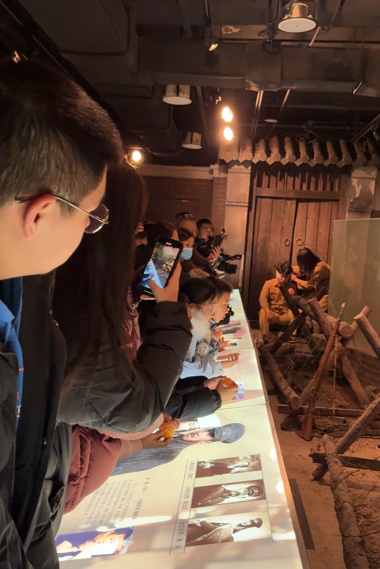 游客在长影旧址博物馆参与NPC体验。凤凰网吉林 李欣颐/摄